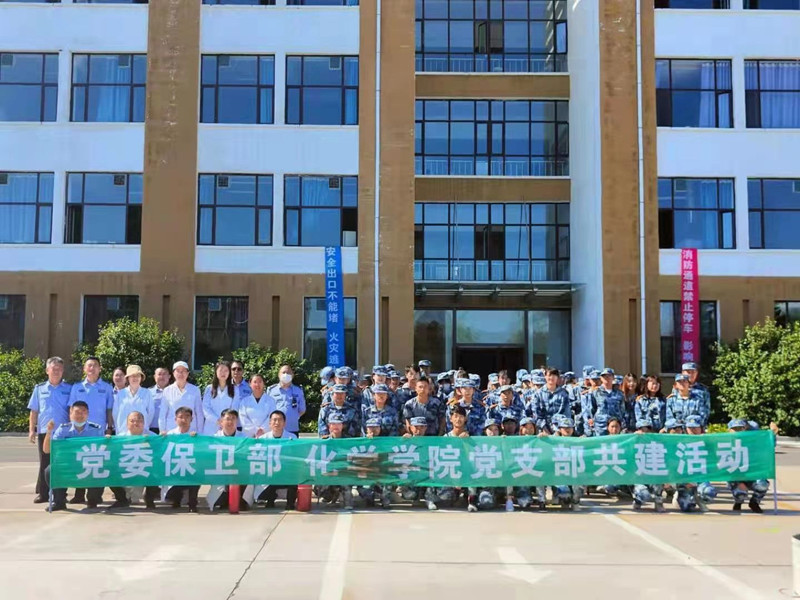 后勤党总支校园安全处党支部与化学学院学生党支部开展“应急疏散灭火演练”共建活动照片2_副本.jpg